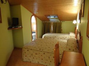 贝纳瓦雷Hotel Casa Carmen的一间卧室配有一张床和一台电视。