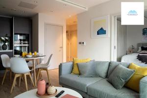 伦敦Stunning 1 Bed apartment at Kings Cross-St Pancras By City Apartments UK Short Lets Serviced Accommodation的带沙发的客厅和用餐室