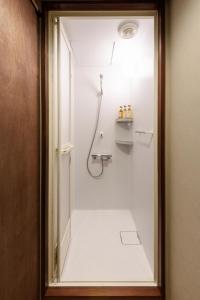 静冈Hotel New Moustache的带淋浴的浴室和玻璃门