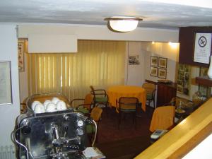 巴尼－迪卢卡布丽杰酒店的一间带桌椅的用餐室以及一间带桌椅的房间