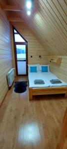 拉普斯尼恩Sołtysie Chaty - Domek z prywatną balią的小木屋内一间卧室,配有一张床