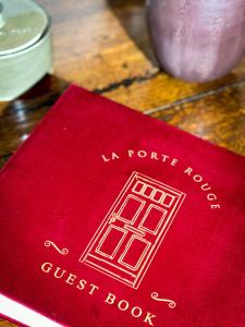 奥德纳尔德La Porte Rouge - The Red Door的一张桌子上写着红色的书