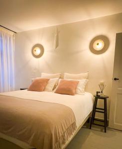 奥德纳尔德La Porte Rouge - The Red Door的卧室配有一张带两个枕头的大白色床