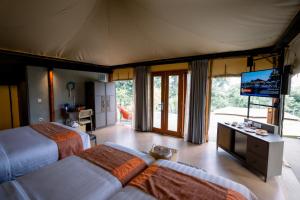 普卡JSI Resort的一间卧室配有两张床和一台平面电视