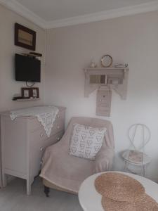 阿古拉斯吉夫特民宿的客房设有书桌、椅子和桌子。