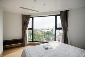 胡志明市SQ Thao Dien的一间卧室设有一张床和一个大窗户