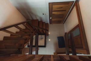 高兰Lanta Ray Bay Hotel的一座配有木地板和木门的房子的楼梯