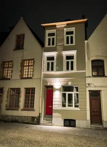 奥德纳尔德La Porte Rouge - The Red Door的街上有红色门的白色房子