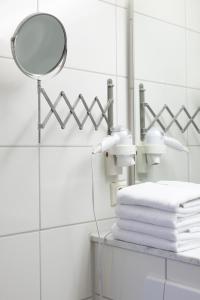 海德瑙芮彻斯科奈酒店的浴室设有镜子和一堆毛巾