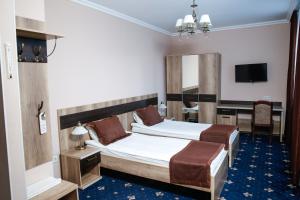 巴甫洛达尔Nurtau的酒店客房配有两张床和一张书桌
