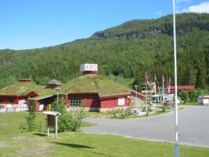 RoklandNordnes Kro og Camping的一座有草屋顶的建筑,上面有标志