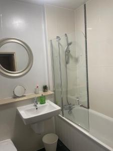 米尔顿凯恩斯Apartment 7的带淋浴、盥洗盆和镜子的浴室