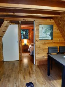 Ceton派蒂特莫特山林小屋的一间设有一张床和一扇门的房间