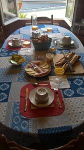 于斯图la maison blanche的一张桌子,上面有盘子和餐具,放在蓝色桌布上