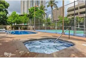 檀香山Waikiki High-rise sea view free parking的游泳池中间的热水浴池