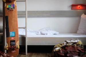 柏林普菲弗贝特酒店的一间卧室配有一张双层床和一个滑板