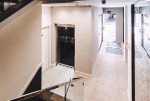 贝尼多姆GBH Hotel-Apartamentos Posidonia的大楼内带楼梯的走廊