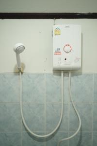 亚兰班萨拜荣格旅馆的挂在墙上的热水器