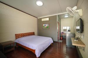 亚兰班萨拜荣格旅馆的小房间设有床和厨房