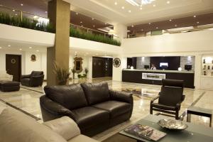 伊兹密尔苏苏鲁亚特兰蒂斯酒店的客厅配有沙发和桌子