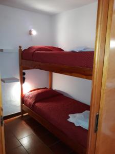 布勒伊-切尔维尼亚维尼亚迪尤公寓式酒店的客房设有2张双层床和红色床单