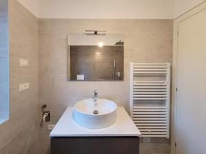 莱德罗Casa Balù的浴室设有白色水槽和镜子