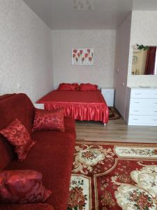 Светлая теплая квартира с новым ремонтом в центре Бородинского микрорайона客房内的一张或多张床位