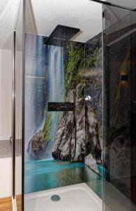 弗赖翁Chalet Young & Fun的带淋浴的浴室,配有瀑布壁画