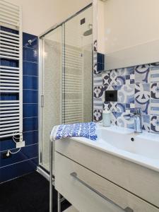 斯培西亚ELI&FRA2的一间带水槽和淋浴的浴室