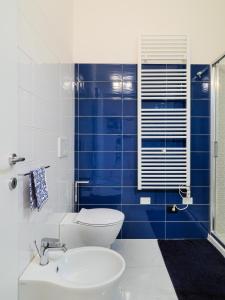 斯培西亚ELI&FRA2的浴室设有蓝色的墙壁、卫生间和水槽。