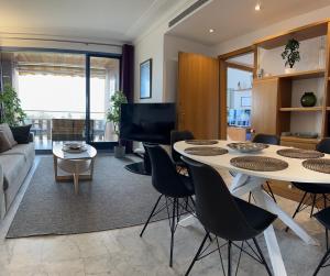 巴塞罗那巴塞罗那海景度假公寓的客厅配有桌椅