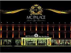 凯里尼亚Mc Palace Hotel Spa & Convention的一座带有控制器标志的msg宫殿