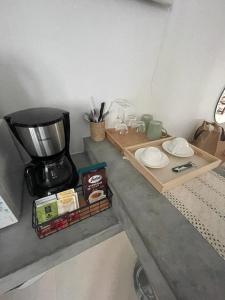 苏梅岛Chaweng Beautiful Studio.的一个带咖啡壶的柜台和一个带搅拌机的桌子