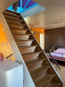 索勒尔堡« Le temps d’un instant » dépendance的配有床的房间内的木楼梯