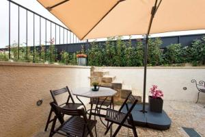加亚新城Urban Cabin的庭院配有桌椅和遮阳伞。