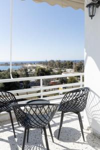 雅典Modern apt in Glyfada a Breath Away from the Sea - The View的阳台配有2把椅子和1张桌子