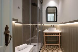 波尔图Laranjais Boutique Suites & Apartments Porto的带淋浴、卫生间和盥洗盆的浴室