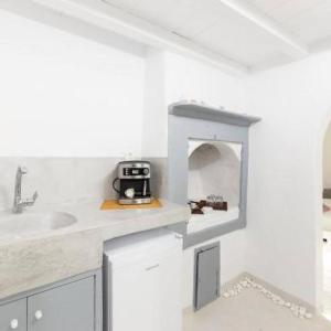 米克诺斯城Melina's House Mykonos Town的厨房配有带水槽和微波炉的台面