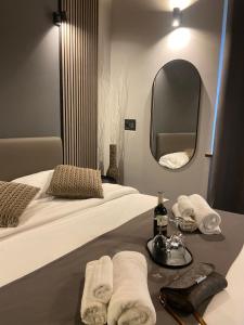 罗马Soha Piazza Di Spagna Boutique的客房设有两张带毛巾和镜子的床