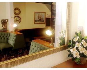 布莱克浦St Elmo Hotel的带沙发和镜子的客厅