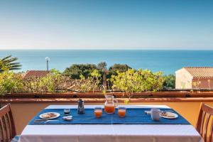Funtana Meiga[Funtana Meiga] Panoramic View的一张桌子,上面有蓝色的桌布,享有海景