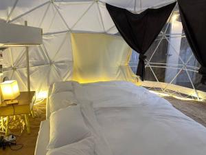 Ban Li KhaiForeste’ Camp的帐篷内一间卧室,配有一张床
