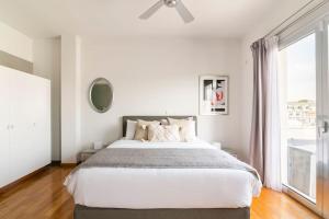 雅典Heated Plunge Pool & Firepit Acropolis Penthouse的白色的卧室设有一张大床和一个窗户