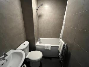 南安普敦Stylish 2 Bed Riverside Flat, Single or Kingsize beds, Free Parking的浴室配有卫生间、盥洗盆和浴缸。