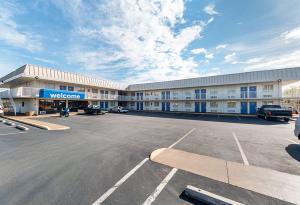 圣安东尼奥Motel 6 San Antonio TX I10 West的酒店前面的一个空停车位