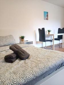 沙夫豪森Quiet Location-Workplace-Coffee-Parking-Washer的一间卧室配有一张带两把椅子和一张桌子的床。