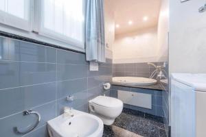 波尔佩纳泽德尔加尔达Casa Vacanze Baccolo的浴室配有白色卫生间和盥洗盆。