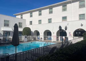 达拉斯Motel 6 Dallas TX Downtown的大楼前设有游泳池的酒店