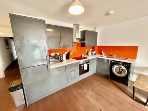 南安普敦Stylish 2 Bed Riverside Flat, Single or Kingsize beds, Free Parking的厨房配有洗衣机和洗衣机。
