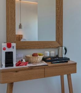 赫索尼索斯哈尔玛精品酒店的一张带台面的木桌,配有微波炉